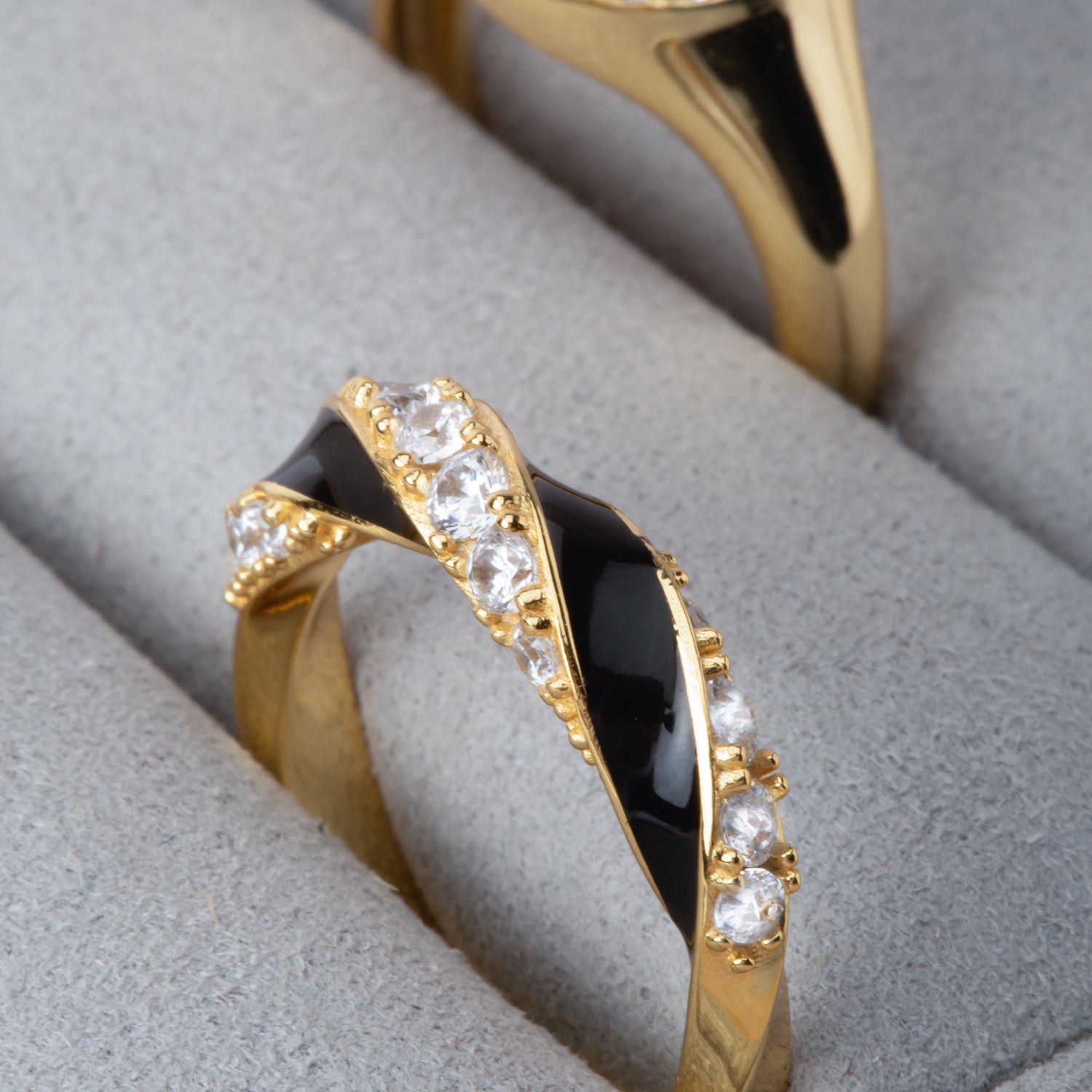 18K gold plated | White and black enamel | 60, 18K gold plated | White and black enamel | 58, 18K gold plated | White and black enamel | 56, 18K gold plated | White and black enamel | 54, 18K gold plated | White and black enamel | 52, 18K gold plated | White and black enamel | 50